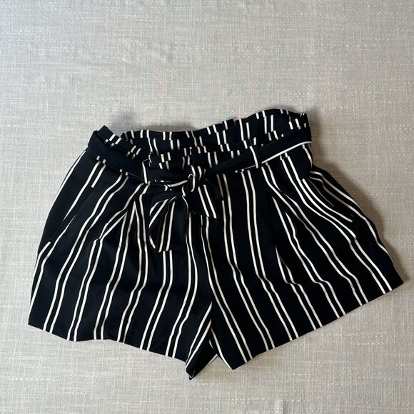Torrid Womens 18 Black White Stripe Flowy High‎ Waisted Pleated Paper Bag Shorts - Picture 1 of 11